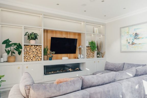 Bespoke media wall with cedar cladding behind a flat screen TV.