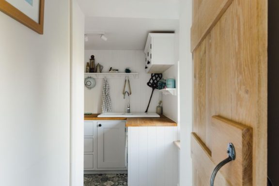 Bespoke shaker utility room fitted with oak worktops. Made in Sheffield by Phillip Davies bespoke joinery.
